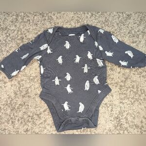 6/$22. 🐧Grey penguin long sleeve onesie. Old Navy. 0-3 months.